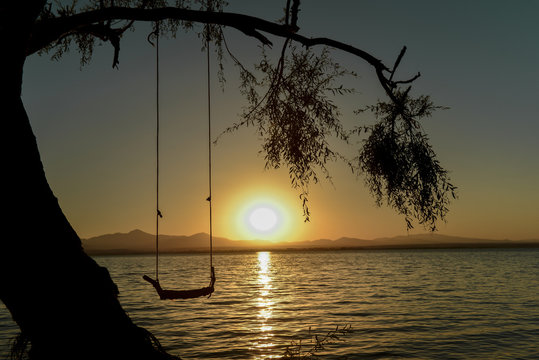 salıncak sil&uuml;eti