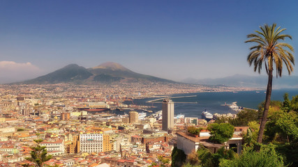 Obraz premium Naples, panorama of the Bay of Naples, the port and in the backg