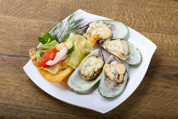 Baked mussels in cream sauce