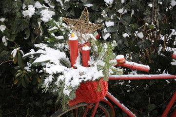 Rotes Fahrrad mit Weihnachtsschmuck