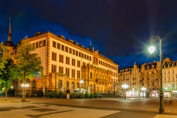 Fototapeta na wymiar Neues Rathaus und Schlossplatz in Wiesbaden bei Nacht