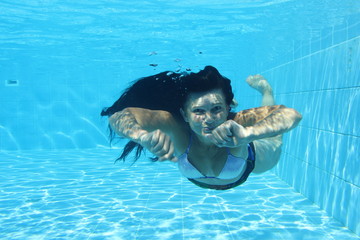 lächelnde Frau schwimmt im Pool