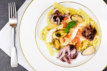 Pasta with White Sauce and Seafood
