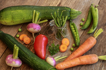 assortiment de légumes sur table en bois 4