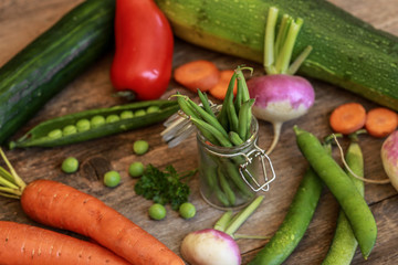assortiment de légumes sur table en bois 2