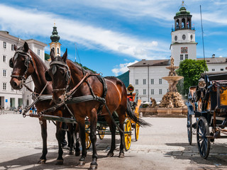 Fototapeta na wymiar Fiaker auf dem Residenzplatz in Salzburg; Österreich
