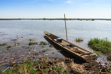 Obraz premium Fishery boat float beside lakeside
