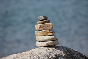 Тур - башенка из камней на берегу озера Байкал