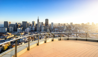 Obraz premium empty floor with cityscape and skyline of san francisco at sunri