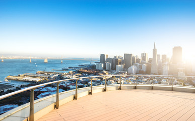 Naklejka premium empty floor with cityscape and skyline of san francisco at sunri