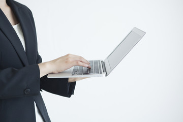 ノートパソコンを持つビジネスウーマン