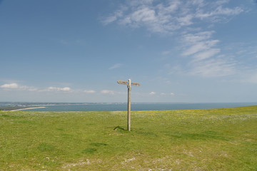 Obraz premium Signpost on path above Corfe Castle, Dorset