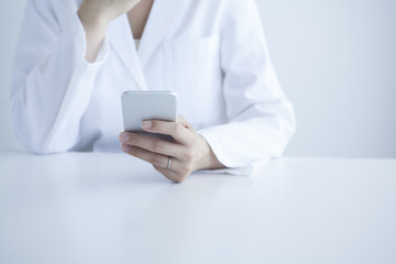 スマートフォンを持つ医者