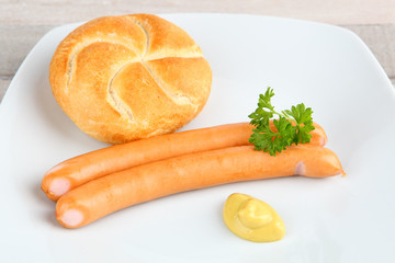 Wiener Würstchen mit Brötchen