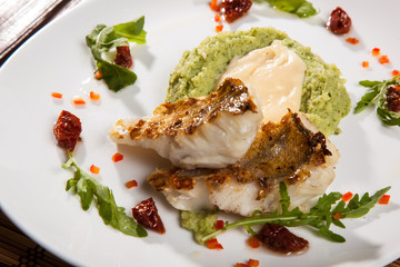 Pikeperch with mashed potatoes and dried tomatoes