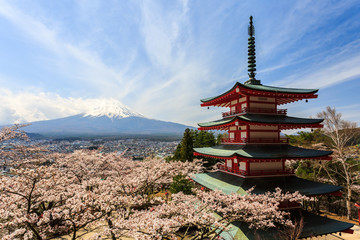 Fototapeta premium Pagoda Chureito lub Czerwona Pagoda z Mt. Fuji jako tło.