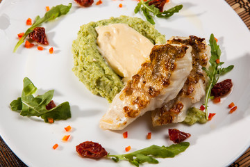 Pikeperch with mashed potatoes and dried tomatoes