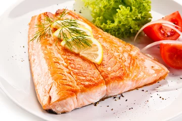 Crédence de cuisine en verre imprimé Poisson Roasted salmon and vegetables 