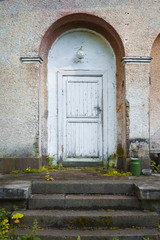 Fototapeta na wymiar Wooden door of an old building