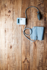 The image of pressure gauge on a wooden table