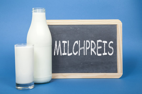 Milchpreis mit blauem Hintergrund