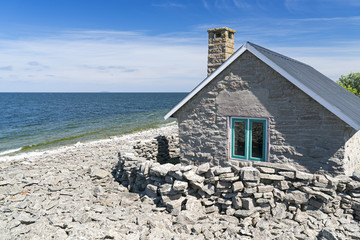 Natursteinhaus mit grünem Fenster am Kalmarsund, Öland, Schweden © Jürgen Humbert
