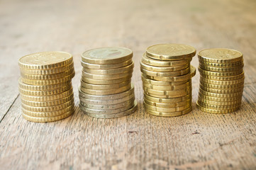 piles de pièces d'euros sur table en bois