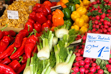 Radisschen Paprika und Fenchel in der Auslage