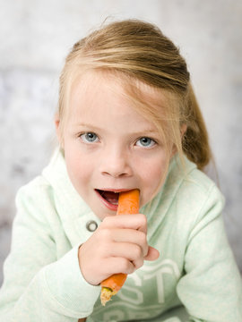 7 jähriges Volksschulkind isst Karotte