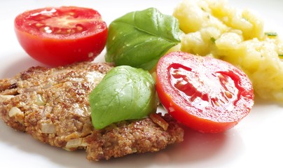 Hacksteak mit Kartoffelsalat, Basilikum und Tomaten