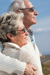 visage de profil d'un couple de séniors au soleil