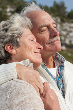 visage de profil d'un couple de s&eacute;niors au soleil