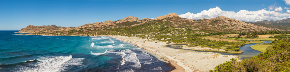Panoramablick auf den Strand von Ostriconi und die Wüste des Agriates auf Korsika