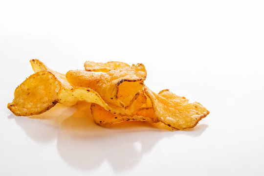Kartoffelchips mit Schale, Makroaufnahme, Freisteller