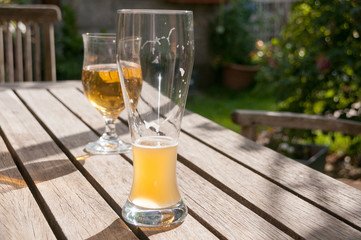 Biergläser auf einem Tisch