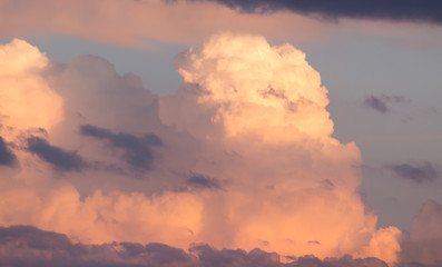 Fototapeta premium beautiful clouds in the sky at sunset background