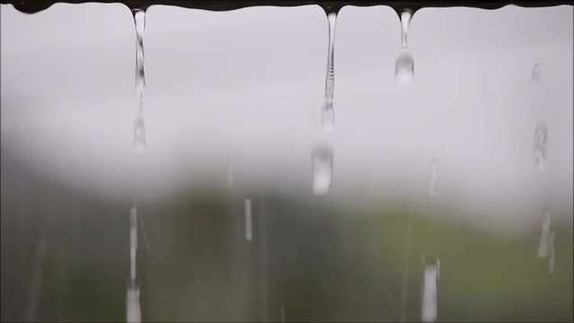 Chuva escorrendo de telhado