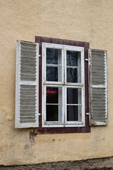 Fototapeta na wymiar altes Fenster geöffnet