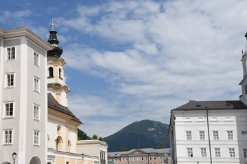 Salzburg, Residenzplatz, St. Michaelskirche, Michaelskirche, Kirche, Häuser, Bürgerhäuser, Fenster