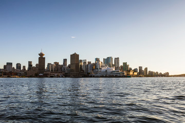 Fototapeta premium Vancouver Downtown, BC, Kanada, City Skyline. Zdjęcie zrobione z wody podczas zachodu słońca.