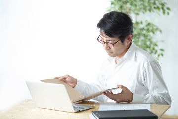 デスクワークするミドル男性