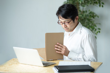 デスクワークするミドル男性