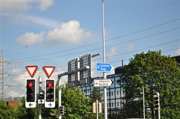 Lichtsignale / Strassenampeln auf rot vor der Stadt Zug, Schweiz