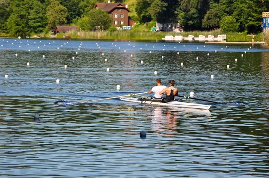 Mann und Frau im Kajak am Rudern im Rotsee bei Luzern, Schweiz