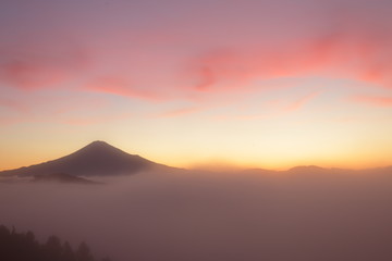 朝焼けに包まれた富士山と雲海　４