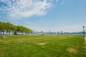 アメリカニューヨーク、ジャージーシティーホーボケンピアパーク　/ アメリカ、ニューヨークの対岸にあるホーボーケンピアパークからマンハッタンを一望できる公園がある。