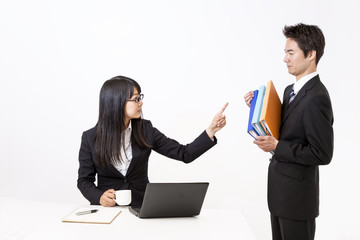 部下を指差し叱責する女性上司