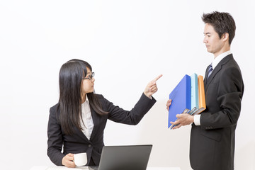 部下を指差し叱責する女性上司