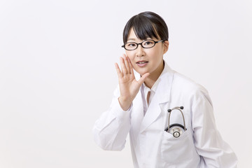 口に手を当て呼びかける女医イメージ