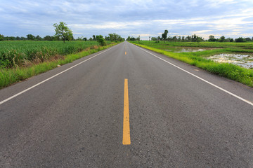 Obraz premium Empty blur asphalt road and sunlight and sign which symbol success. Concept for success.